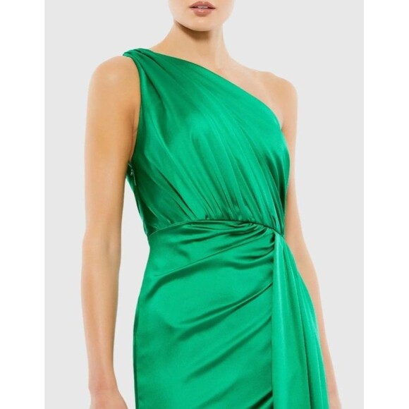 Ieena Mac Duggal Emerald Green One-Shoulder Ruched Satin Gown Size 6 $398 - Picture 4 of 6